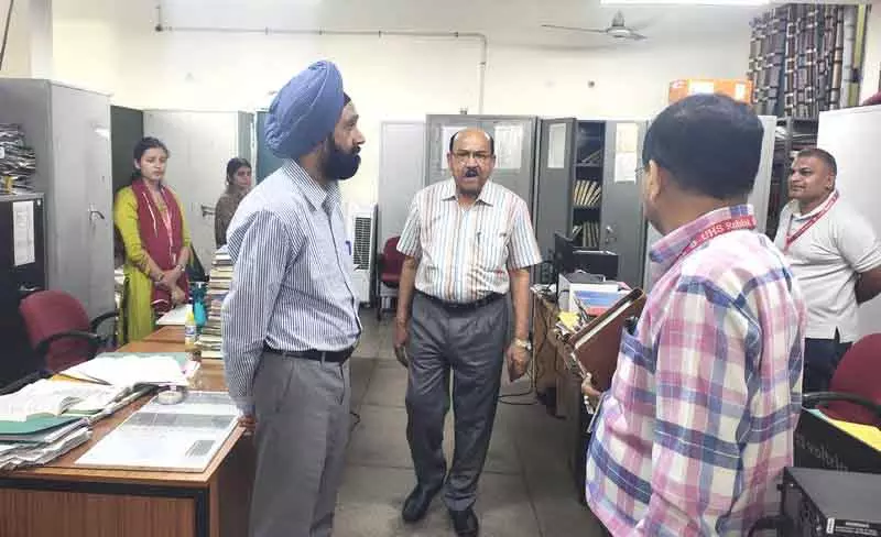 Rohtak PGIMS के 2 डॉक्टर सस्पेंड Rohtak PGIMS के 2 डॉक्टर सस्पेंड