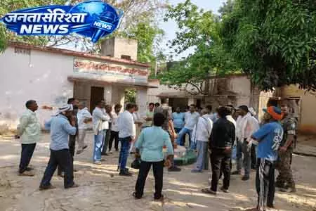 Chatra हेडमास्टर पर दुष्कर्म का आरोप, गिरफ्तार Chatra हेडमास्टर पर दुष्कर्म का आरोप, गिरफ्तार