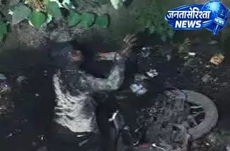 खुले नाले में गिरा बाइक सवार युवक, स्थानीय लोगों ने बचाई जान खुले नाले में गिरा बाइक सवार युवक, स्थानीय लोगों ने बचाई जान
