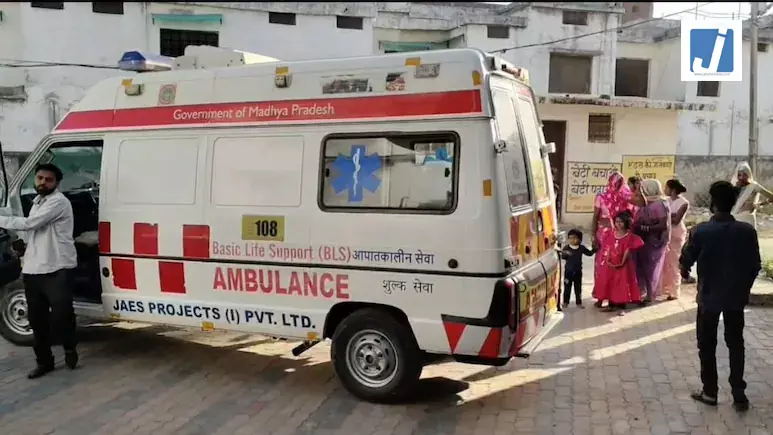 सड़क हादसा: ट्रक ने खड़ी ट्रैक्टर-ट्रॉली को मारी टक्कर, कई घायल, पुलिस की देरी पर बवाल सड़क हादसा: ट्रक ने खड़ी ट्रैक्टर-ट्रॉली को मारी टक्कर, कई घायल, पुलिस की देरी पर बवाल