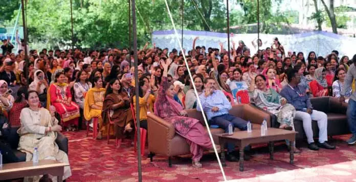 Jammu: सांस्कृतिक कार्यक्रमों में प्रतिभाओं का उत्साहपूर्ण प्रदर्शन Jammu: सांस्कृतिक कार्यक्रमों में प्रतिभाओं का उत्साहपूर्ण प्रदर्शन
