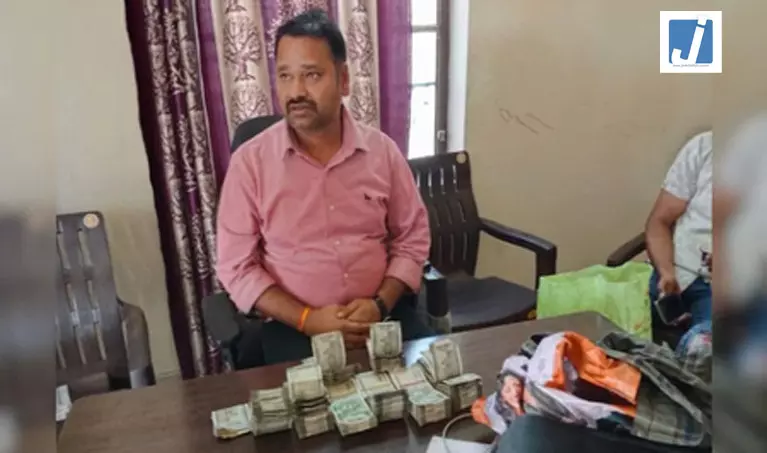 ACB की बड़ी कार्रवाई, असिस्टेंट इंजीनियर से 3.70 लाख बरामद, अधिकारियों ने क्या बताया? ACB की बड़ी कार्रवाई, असिस्टेंट इंजीनियर से 3.70 लाख बरामद, अधिकारियों ने क्या बताया?