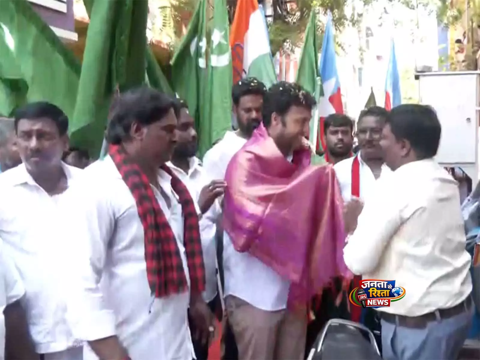 DMK उम्मीदवार कार्तिक मोहन ने विल्लीवक्कम निर्वाचन क्षेत्र में डोर-टू-डोर अभियान चलाया DMK उम्मीदवार कार्तिक मोहन ने विल्लीवक्कम निर्वाचन क्षेत्र में डोर-टू-डोर अभियान चलाया