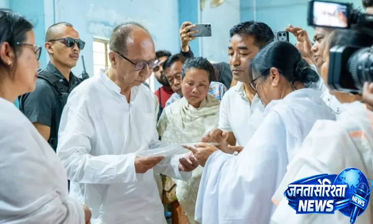 मणिपुर के CM ने मारे गए नाबालिग के परिवार को 10 लाख की अनुग्रह राशि देने की घोषणा की मणिपुर के CM ने मारे गए नाबालिग के परिवार को 10 लाख की अनुग्रह राशि देने की घोषणा की