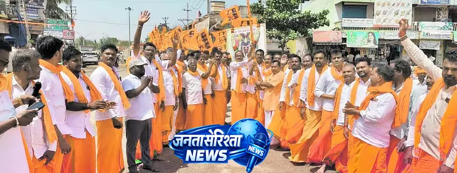 Jagalur : हनुमान मालाधारी जुलूस Jagalur : हनुमान मालाधारी जुलूस
