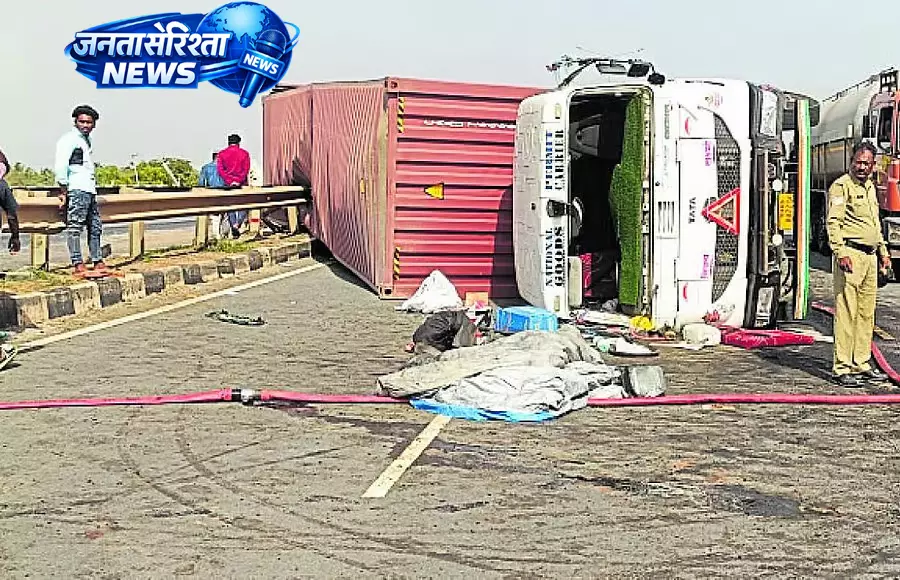 Accident : लॉरी पलट गई, जिससे यातायात बाधित हुआ Accident : लॉरी पलट गई, जिससे यातायात बाधित हुआ