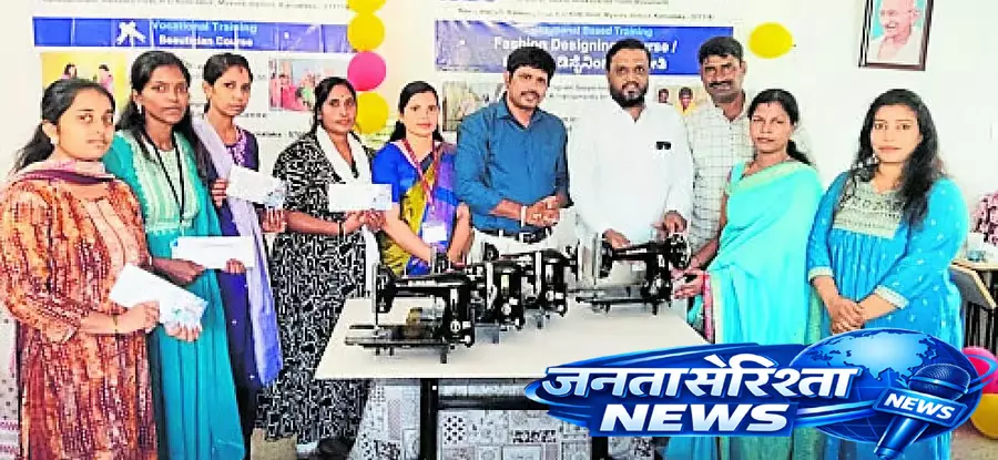 Karnataka : सिलाई मशीन वितरण Karnataka : सिलाई मशीन वितरण