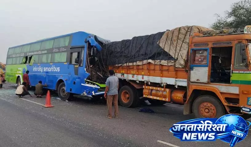 NH-65 कोडडा बाईपास पर प्राइवेट बस और लॉरी की टक्कर में 16 लोग घायल NH-65 कोडडा बाईपास पर प्राइवेट बस और लॉरी की टक्कर में 16 लोग घायल
