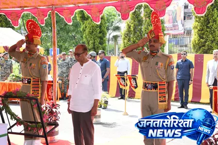 मणिपुर: उग्रवादियों की गोलीबारी में बलिदान हुए बीएसएफ जवान को दी गई श्रद्धांजलि मणिपुर: उग्रवादियों की गोलीबारी में बलिदान हुए बीएसएफ जवान को दी गई श्रद्धांजलि