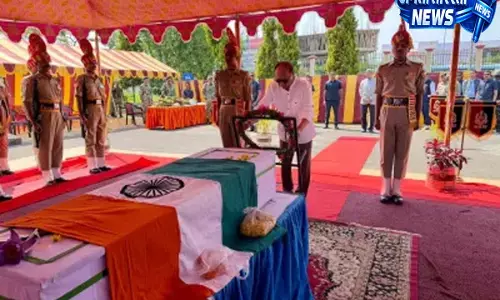 Manipur CM ने उखरुल में शहीद हुए BSF कांस्टेबल को पुष्पांजलि की अर्पित Manipur CM ने उखरुल में शहीद हुए BSF कांस्टेबल को पुष्पांजलि की अर्पित