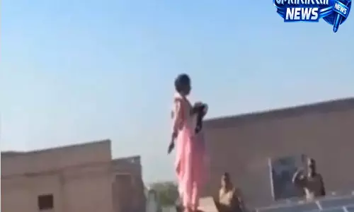 Lucknow: परेशान महिला बच्चे के साथ छत पर चढ़ी, पुलिस ने आत्महत्या की कोशिश को किया नाकाम | VIDEO Lucknow: परेशान महिला बच्चे के साथ छत पर चढ़ी, पुलिस ने आत्महत्या की कोशिश को किया नाकाम | VIDEO