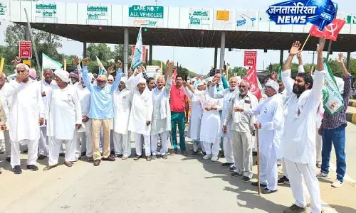 Rohtak में टोल प्लाजा पर किसानों का विरोध प्रदर्शन