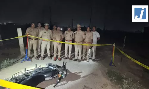 मुठभेड़ के बाद शातिर मोबाइल लुटेरा गिरफ्तार, पैर में लगी गोली मुठभेड़ के बाद शातिर मोबाइल लुटेरा गिरफ्तार, पैर में लगी गोली