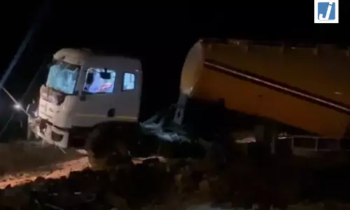 काल बनकर आया ट्रक! 5 की दर्दनाक मौत, पंक्चर के बाद टायर बदला जा रहा था