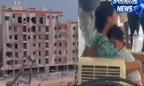 Hyderabad : पुलिस तैनाती के बीच संगारेड्डी के इलापुरम गांव में गेस्ट हाउस और छह मंज़िला इमारत को गिराया Hyderabad : पुलिस तैनाती के बीच संगारेड्डी के इलापुरम गांव में गेस्ट हाउस और छह मंज़िला इमारत को गिराया