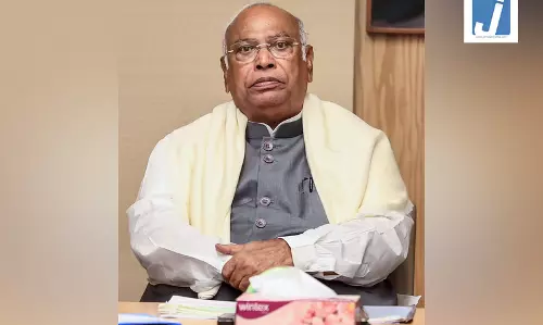 नारी शक्ति वंदन अधिनियम पर पीएम मोदी के पत्र के बाद खड़गे ने की सर्वदलीय बैठक की मांग नारी शक्ति वंदन अधिनियम पर पीएम मोदी के पत्र के बाद खड़गे ने की सर्वदलीय बैठक की मांग
