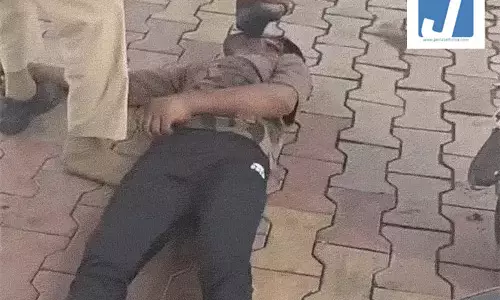 मासूम से दुष्कर्म के बाद तनाव: दरिंदे को मिर्गी के दौरे आने लगे, पुलिसकर्मी ने सुंघाया जूता मासूम से दुष्कर्म के बाद तनाव: दरिंदे को मिर्गी के दौरे आने लगे, पुलिसकर्मी ने सुंघाया जूता