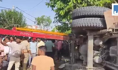 कोयले से भरा ट्रक पलटा, दो लोगों की मौके पर मौत कोयले से भरा ट्रक पलटा, दो लोगों की मौके पर मौत