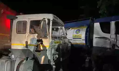 डीजल टैंकर और ट्रेलर में भीषण टक्कर, गाड़ियों की लगी लंबी कतार, लोग हुए परेशान
