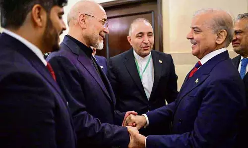 Tehran  2 नौसैनिक विध्वंसक होर्मुज से गुजरे: US
