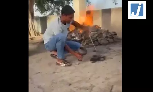 श्मशान में जलती चिता से हुक्का सुलगाने की घिनौनी हरकत, फैला आक्रोश, पुलिस का बड़ा एक्शन श्मशान में जलती चिता से हुक्का सुलगाने की घिनौनी हरकत, फैला आक्रोश, पुलिस का बड़ा एक्शन