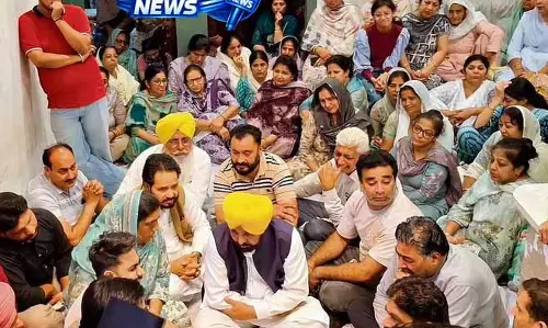 Punjab: वृंदावन नाव हादसा, 8 पीड़ितों का अंतिम संस्कार किया Punjab: वृंदावन नाव हादसा, 8 पीड़ितों का अंतिम संस्कार किया