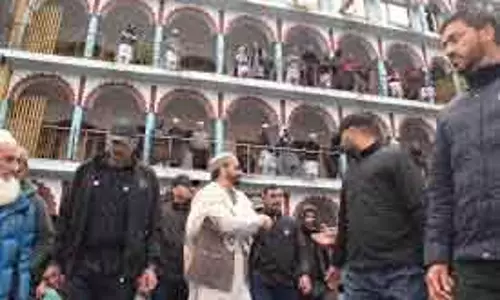 मीरवाइज ने Hyderpora में आग प्रभावित मदरसा अशरफ-उल-उलूम का दौरा किया मीरवाइज ने Hyderpora में आग प्रभावित मदरसा अशरफ-उल-उलूम का दौरा किया