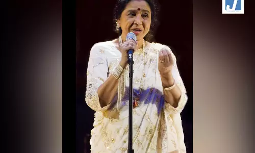 Asha Bhosle: रेडियो पर बैन तो दूरदर्शन ने हटा दिया था आशा भोसले का यह गाना, फिर भी बेस्ट प्लेबैक सिंगर का अवॉर्ड अपने नाम किया Asha Bhosle: रेडियो पर बैन तो दूरदर्शन ने हटा दिया था आशा भोसले का यह गाना, फिर भी बेस्ट प्लेबैक सिंगर का अवॉर्ड अपने नाम किया