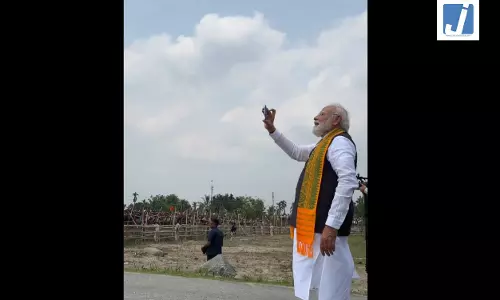 जब PM मोदी ने हेलीपैड के पास समर्थकों की भीड़ का VIDEO बनाया, देखें