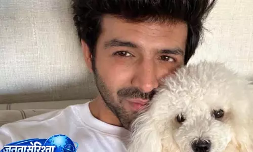 Kartik Aaryan ने पालतू जानवरों कटोरी और चटोरी के साथ नेशनल पेट डे मनाया Kartik Aaryan ने पालतू जानवरों कटोरी और चटोरी के साथ नेशनल पेट डे मनाया