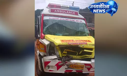 Kerala : सड़क हादसे में एम्बुलेंस चालक घायल Kerala : सड़क हादसे में एम्बुलेंस चालक घायल