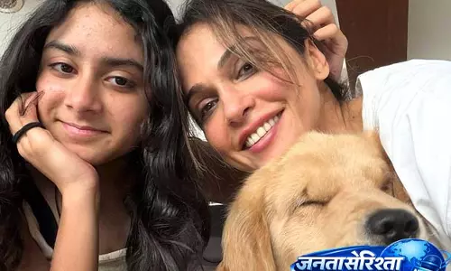 Isha Koppikar ने बूमर के साथ इंटरनेशनल पेट डे मनाया Isha Koppikar ने बूमर के साथ इंटरनेशनल पेट डे मनाया