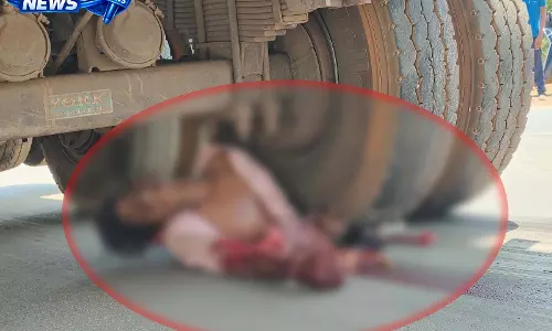 Raipur Breaking: ट्रेलर की चपेट में आए बाइक सवार युवक की मौत, चालक फरार Raipur Breaking: ट्रेलर की चपेट में आए बाइक सवार युवक की मौत, चालक फरार