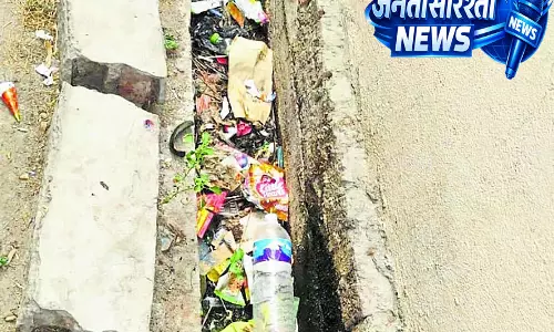 Karnataka : नालियों में कचरे के ढेर बीमारी का डर Karnataka : नालियों में कचरे के ढेर बीमारी का डर