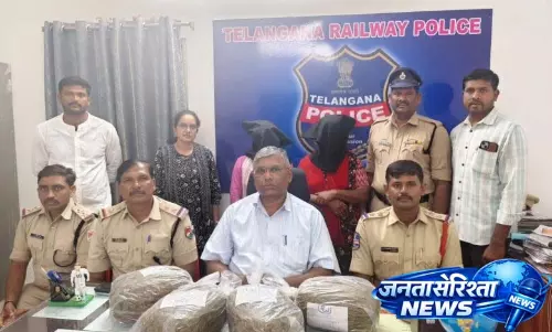 Secunderabad Station पर 7.8 किलो गांजा के साथ दो महिलाएं गिरफ्तार Secunderabad Station पर 7.8 किलो गांजा के साथ दो महिलाएं गिरफ्तार