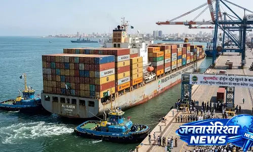 सीजफायर के बाद होर्मुज स्ट्रेट खुला, Karachi पहुंचा पाकिस्तान का पहला कंटेनर जहाज