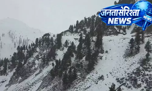 सादना टॉप पर बर्फबारी से फिर लौटी सर्दी, वादियां हुईं सफेद