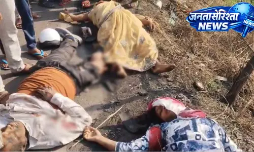 भीषण सड़क हादसा: तेज रफ्तार ट्रेलर ने बाइक को मारी टक्कर, महिला समेत दो की मौत भीषण सड़क हादसा: तेज रफ्तार ट्रेलर ने बाइक को मारी टक्कर, महिला समेत दो की मौत