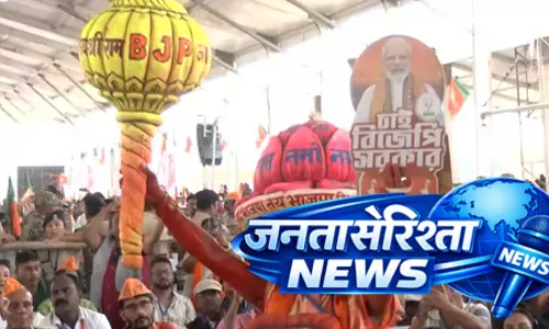 सिलीगुड़ी रैली में पीएम मोदी की पेंटिंग्स की बौछार, जनसैलाब ने मचाया धमाल