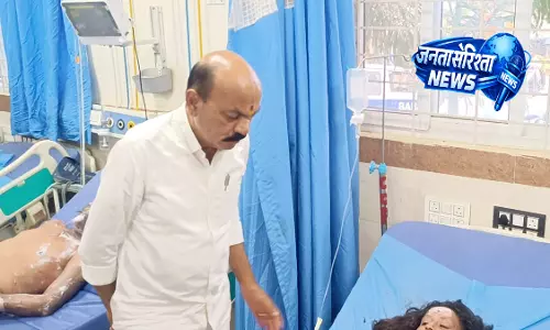 संगारेड्डी में LPG सिलेंडर धमाकों से दो झोपड़ियां जलीं, चार लोग घायल संगारेड्डी में LPG सिलेंडर धमाकों से दो झोपड़ियां जलीं, चार लोग घायल