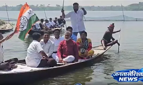 Trinamool उम्मीदवार ने मछुआरों के लिए नाव से प्रचार किया Trinamool उम्मीदवार ने मछुआरों के लिए नाव से प्रचार किया
