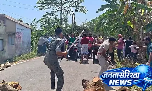 Road नहीं बनी, लोगों ने विरोध में सड़क जाम कर दी Road नहीं बनी, लोगों ने विरोध में सड़क जाम कर दी