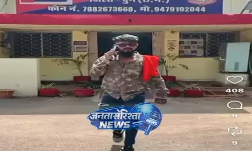 उतई थाने से निकलते छपरी युवक ने बनाया रील, देखें VIDEO...