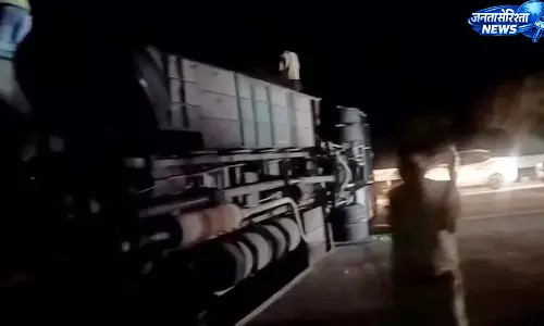 BIG BREAKING: यमुना एक्सप्रेसवे पर बड़ा हादसा, डबल डेकर बस पलटी, 20 यात्री गंभीर घायल