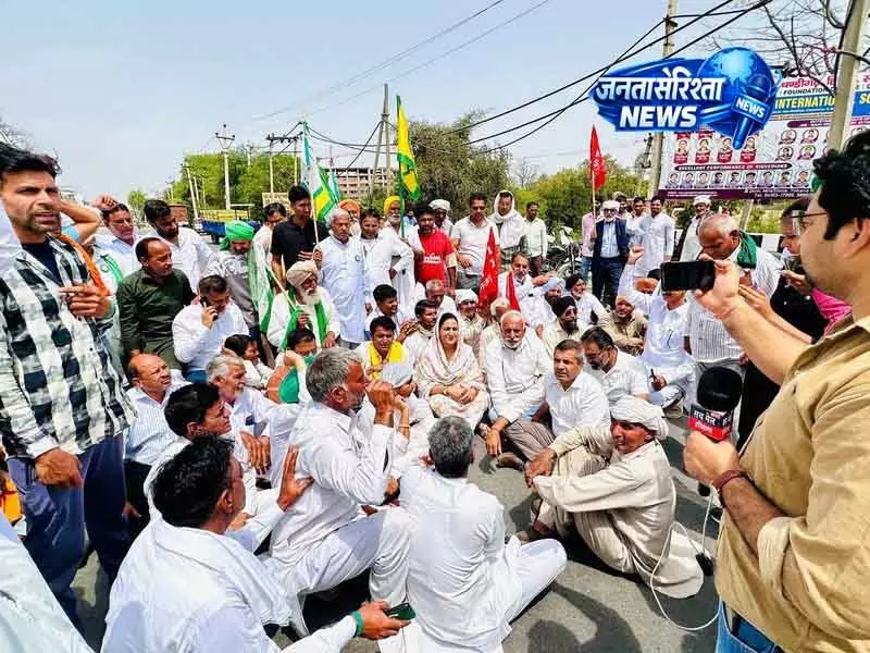 Fatehabad में गेहूं खरीद नियमों के खिलाफ किसानों का प्रदर्शन Fatehabad में गेहूं खरीद नियमों के खिलाफ किसानों का प्रदर्शन