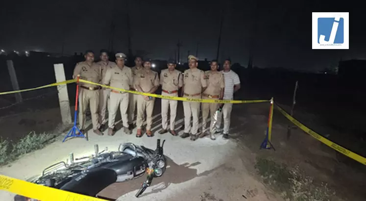 मुठभेड़ के बाद शातिर मोबाइल लुटेरा गिरफ्तार, पैर में लगी गोली मुठभेड़ के बाद शातिर मोबाइल लुटेरा गिरफ्तार, पैर में लगी गोली