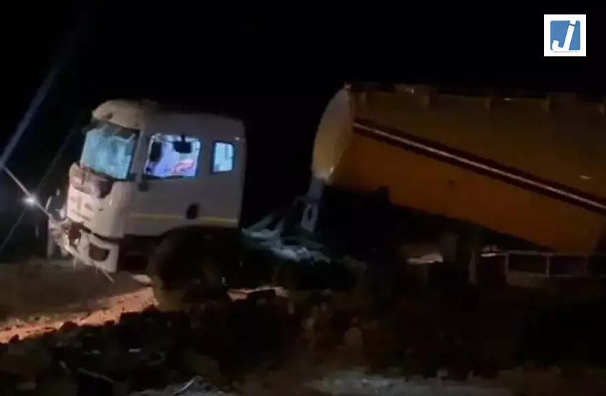 काल बनकर आया ट्रक! 5 की दर्दनाक मौत, पंक्चर के बाद टायर बदला जा रहा था काल बनकर आया ट्रक! 5 की दर्दनाक मौत, पंक्चर के बाद टायर बदला जा रहा था