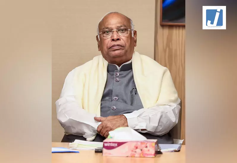 नारी शक्ति वंदन अधिनियम पर पीएम मोदी के पत्र के बाद खड़गे ने की सर्वदलीय बैठक की मांग नारी शक्ति वंदन अधिनियम पर पीएम मोदी के पत्र के बाद खड़गे ने की सर्वदलीय बैठक की मांग