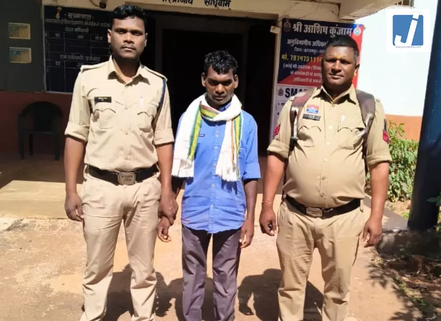 13 साल से फरार चल रहे नक्सली मुन्ना को दबोचा गया 13 साल से फरार चल रहे नक्सली मुन्ना को दबोचा गया