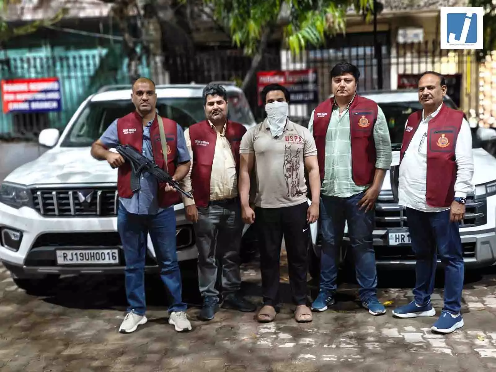 ग्रेजुएट जिम ट्रेनर निकला लग्जरी कारों का चोर, पुलिस ने किया गिरोह का भंडाफोड़ ग्रेजुएट जिम ट्रेनर निकला लग्जरी कारों का चोर, पुलिस ने किया गिरोह का भंडाफोड़